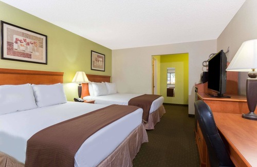 Tallahassee Hotel | Howard Johnson by Wyndham Tallahassee