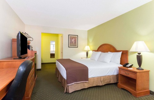 Tallahassee Hotel | Howard Johnson by Wyndham Tallahassee