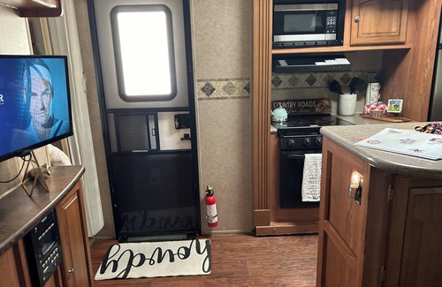 Coulter Sub Mcgee Casa | Howdy RV & Resort, 10mi to TX A&M,off Hwy 6. Trendy,amenities included,sleeps 4!