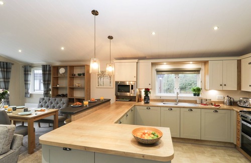 Runswick Bay Cabaña | HUCKLEBERRY, pet friendly, country holiday cottage in Staithes