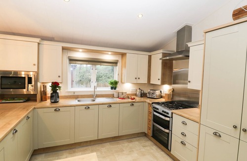 Runswick Bay Cabaña | HUCKLEBERRY, pet friendly, country holiday cottage in Staithes