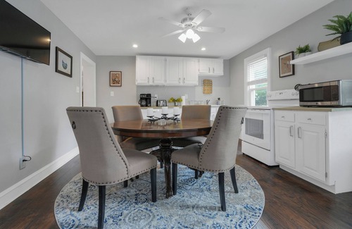 North Wales Apartamento | Huckleberry Haven: 4-bedroom Luxury Apartment