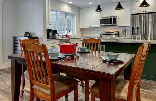 Wagon Wheel Apartamento | Gorgeous 4 Bedroom Cabin w/ Hot Tub in Donnelly!