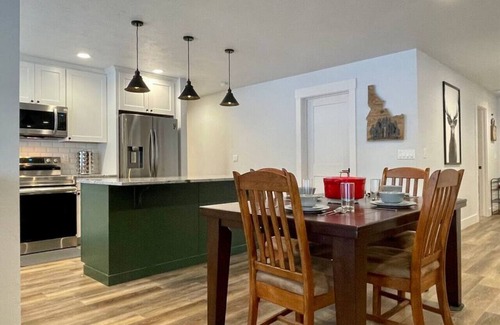 Wagon Wheel Apartamento | Gorgeous 4 Bedroom Cabin w/ Hot Tub in Donnelly!