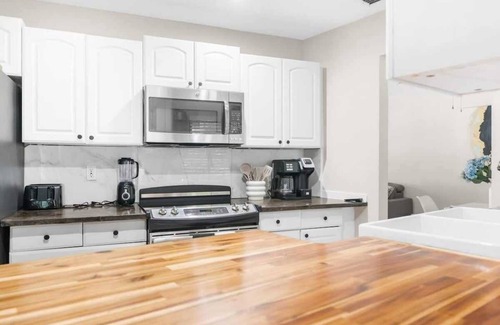 Hudson Casa | 🌴 Hudson Retreat | 3-Bedroom Pool Home – Your Private Coastal Oasis!