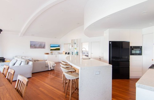 Blueys Beach Casa | Huey's Lookout - beachfront spacious pet friendly home
