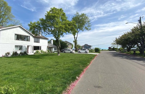 Stamford Casa | Huge 4 br home waterfornt view-walk to Cummings beach/40 min to NYC