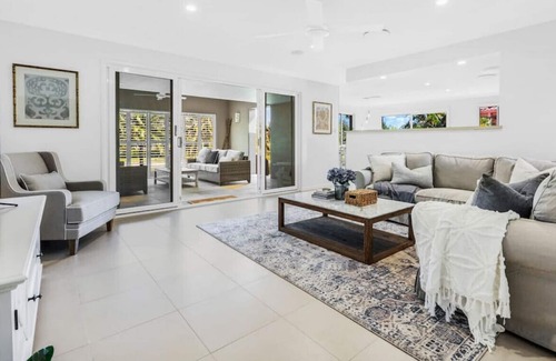 Burleigh Waters Casa | Huge 4BR Waterfront Home with Pool Burleigh Waters
