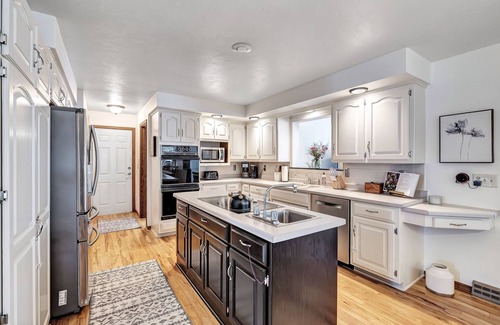 Green Bay Casa | Huge 5 bedroom home close to everything!