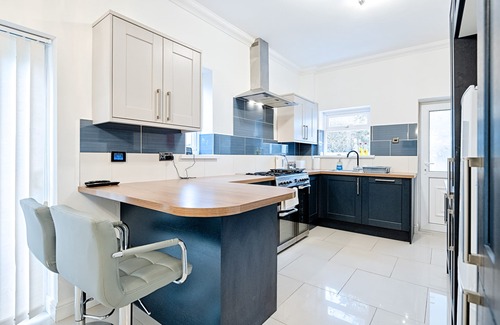 Bon-y-maen Casa | Cilfài House - TV in Every Bedroom!