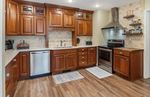 Virginia Casa | HUGE 5-BR Home w/ Movie Theater, Arcade, & Patio!