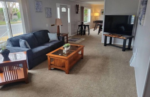 Richland Casa | HUGE 6-bedroom home in Central Richland