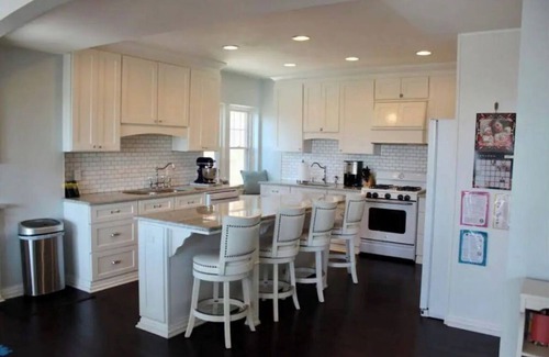 Yankee Hill Condominio | Huge condo in historic hotel near Lake Michigan/Parks/Festivals w/parking