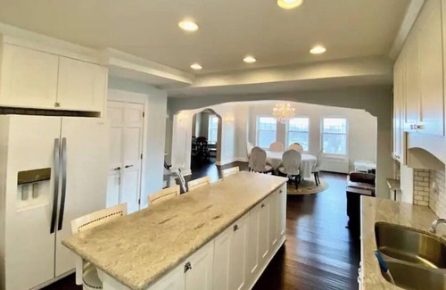 Yankee Hill Condominio | Huge condo in historic hotel near Lake Michigan/Parks/Festivals w/parking