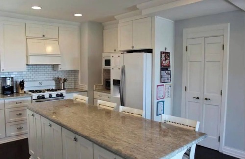 Yankee Hill Condominio | Huge condo in historic hotel near Lake Michigan/Parks/Festivals w/parking