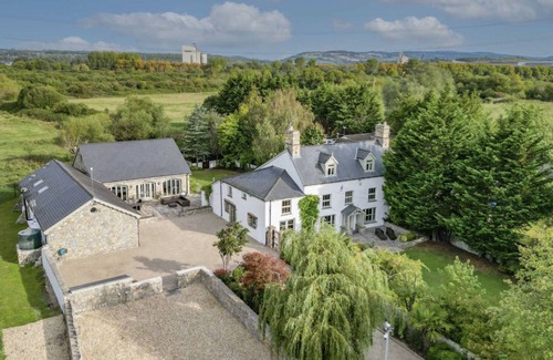 Newport Casa | Huge Farmhouse with Leisure Complex and Swimming Pool 5 mins from Celtic Manor