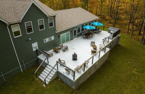 East Stroudsburg Casa | Huge Home in the Poconos w/ Indoor Pool, Game Room, Movie Theater and Much More!
