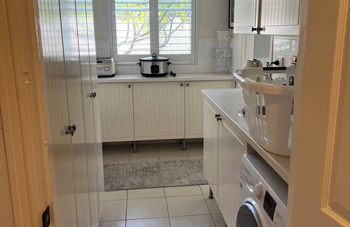 Warnbro Casa | Huge house! Big gardens, Pool, Beach, open fires, local pub, family retreat!