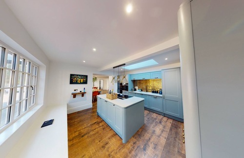 Clearbrook Casa | HUGE HOUSE DEVON - HOT TUB - PLAY AREA - GAMES ROOM - PARKING