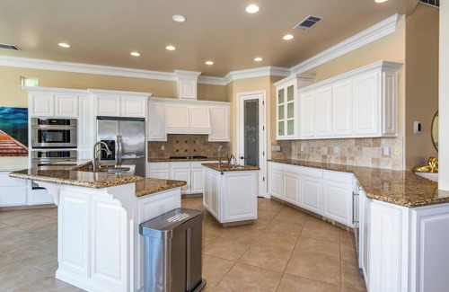 Clovis Casa | HUGE LAKEFRONT HOME . POOL. GARAGE . NATIONAL PARKS