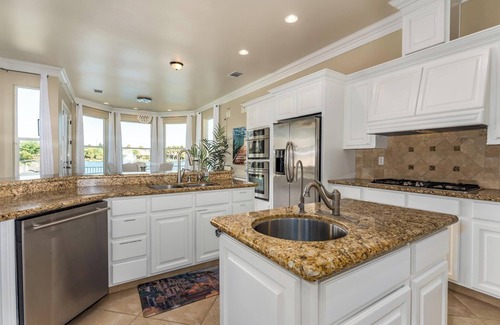 Clovis Casa | HUGE LAKEFRONT HOME . POOL. GARAGE . NATIONAL PARKS