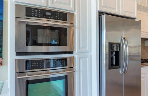 Clovis Casa | HUGE LAKEFRONT HOME . POOL. GARAGE . NATIONAL PARKS