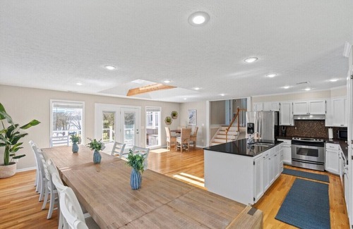 Hendersonville Casa | Huge Lakehouse w/Pool, Hot Tub & Fire Pit Near Nashville!