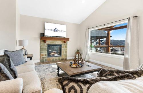 Indian Point Cabina | Huge Lakeview Getaway w/Fun Arcades, Ping Pong Free Silver Dollar City Tickets Community Amenities!