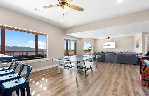 Indian Point Cabina | Huge Lakeview Getaway w/Fun Arcades, Ping Pong Free Silver Dollar City Tickets Community Amenities!