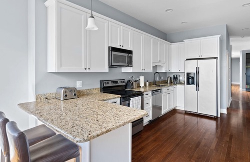 Sheffield and DePaul Condominio | Huge Lincoln Park Space Sleeps 20 w/Parking