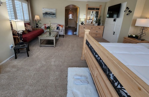 Murrieta Apartamento | Huge luxurious Master Bedroom Suite w/ full privacy & View