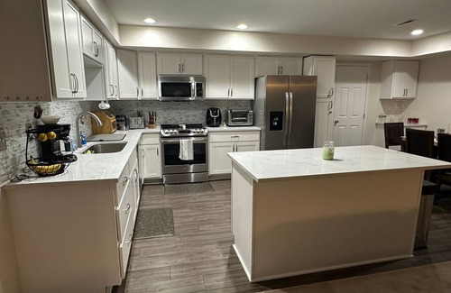 Tonawanda Casa | Entire Home Rental | HUGE, Modern, & New Niagara Shoreline