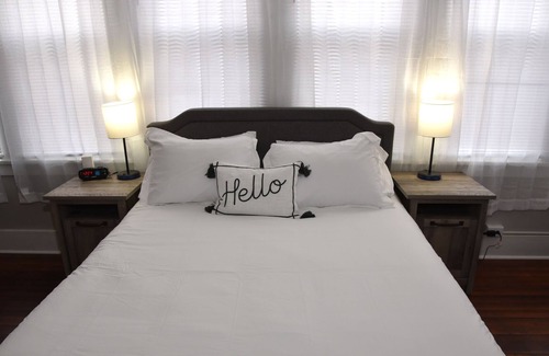 Burlington Apartamento | HUGE Pet Friendly 2 Bedroom Apartment Close To Everything In Town!