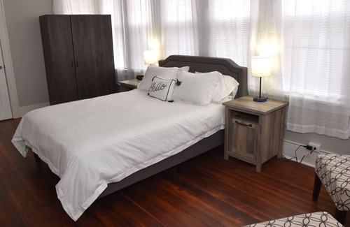 Burlington Apartamento | HUGE Pet Friendly 2 Bedroom Apartment Close To Everything In Town!