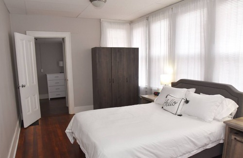 Burlington Apartamento | HUGE Pet Friendly 2 Bedroom Apartment Close To Everything In Town!