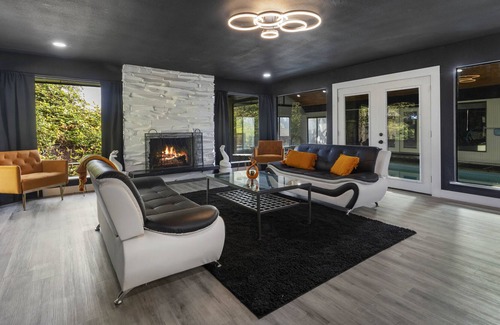 Waller Casa | Huge, Private, Luxury, Pool House