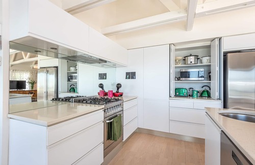 Mount Pleasant Apartamento | Grandes vistas al mar, colección de arte contemporáneo,