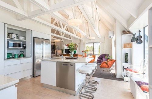 Mount Pleasant Apartamento | Grandes vistas al mar, colección de arte contemporáneo,