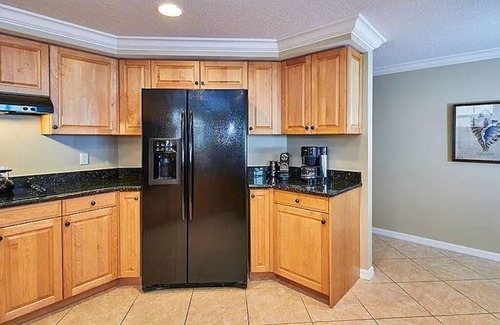 Redington Shores Condominio | Huge Upscale Beachside Corner Condo: 2 Balconies, Pool, 2 HotTubs, Dog-Friendly