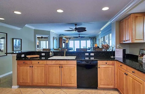 Redington Shores Condominio | Huge Upscale Beachside Corner Condo: 2 Balconies, Pool, 2 HotTubs, Dog-Friendly