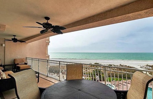 Redington Shores Condominio | Huge Upscale Beachside Corner Condo: 2 Balconies, Pool, 2 HotTubs, Dog-Friendly