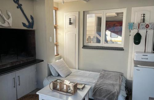 Still Bay Otro | Huisie by die See