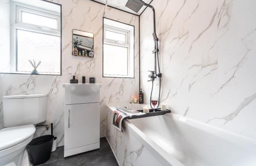 Hull Casa | Hull 3 Bedrooms Garden Central House Sleeps 6 Hosanna MERCI Showy Cozy - Close to Princess Ave