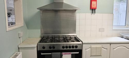 Hull Casa | Hull Contractor Lodge-Sleeps 10, Free Parking, Near Stadium