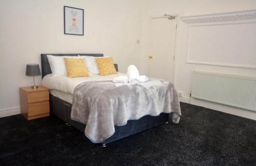 Hull Casa | Hull Contractor Lodge-Sleeps 10, Free Parking, Near Stadium
