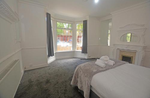 Hull Casa | Hull Contractor Lodge-Sleeps 10, Free Parking, Near Stadium