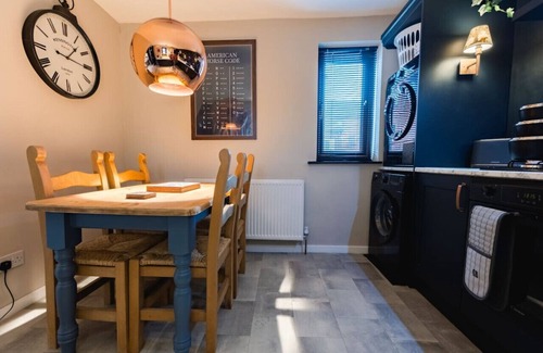 Hull Old Town Villa | Hullidays》Hull Marina Townhouse