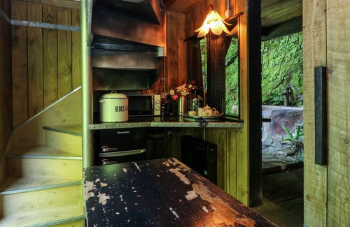 Okehampton Cabaña | HUMBLE BEE, romantic, character holiday cottage in Okehampton