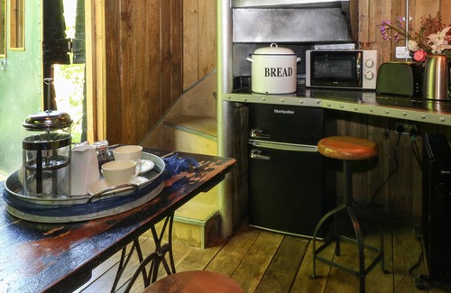 Okehampton Cabaña | HUMBLE BEE, romantic, character holiday cottage in Okehampton