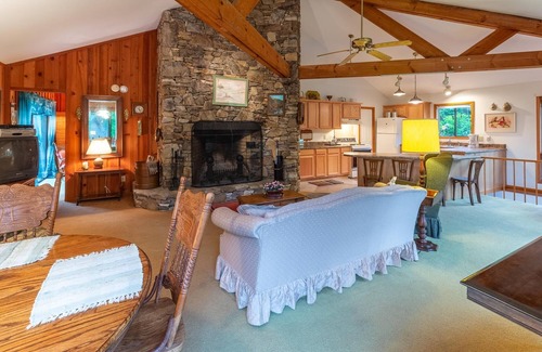 Glenville Cabina | Hummingbird Haven - Spacious, Cozy Cabin Walking Distance to the Lake!